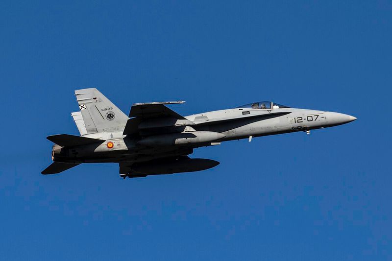 Avion de luptă F-18 al Forțelor Aeriene Spaniole în zbor