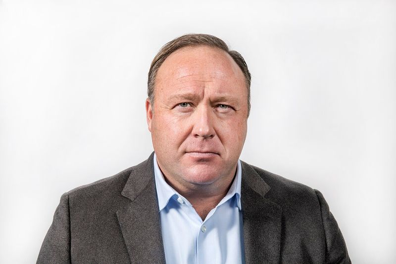 Realizatorul american Alex Jones