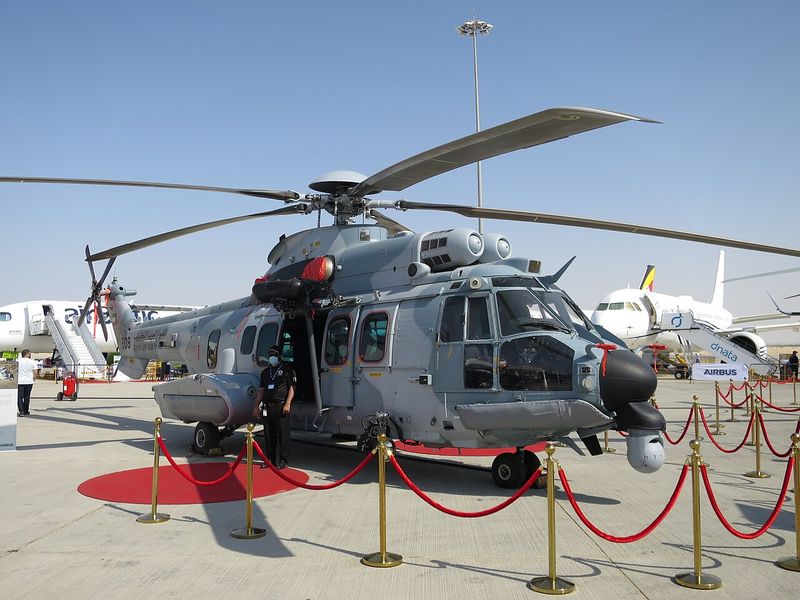 Elicopter Airbus H225M expus pe covor roșu, la un salon aeronautic