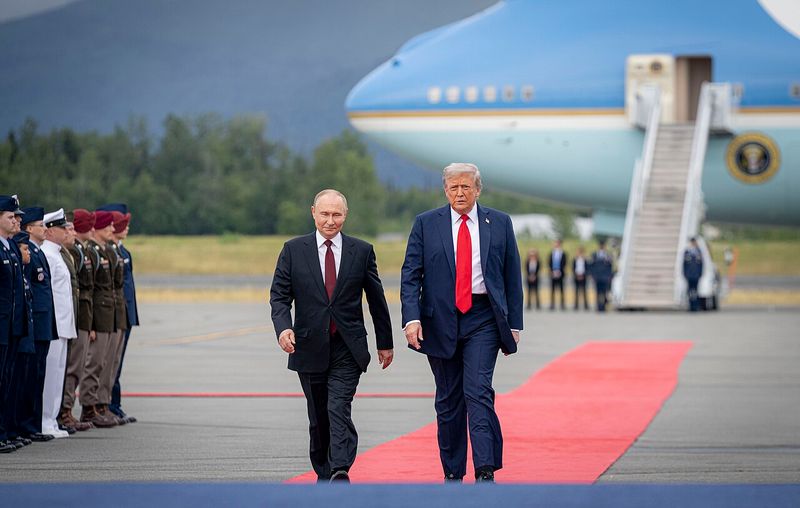 Donald Trump îl întâmpină pe Vladimir Putin la baza Elmendorf-Richardson, Alaska, 15 august 2025