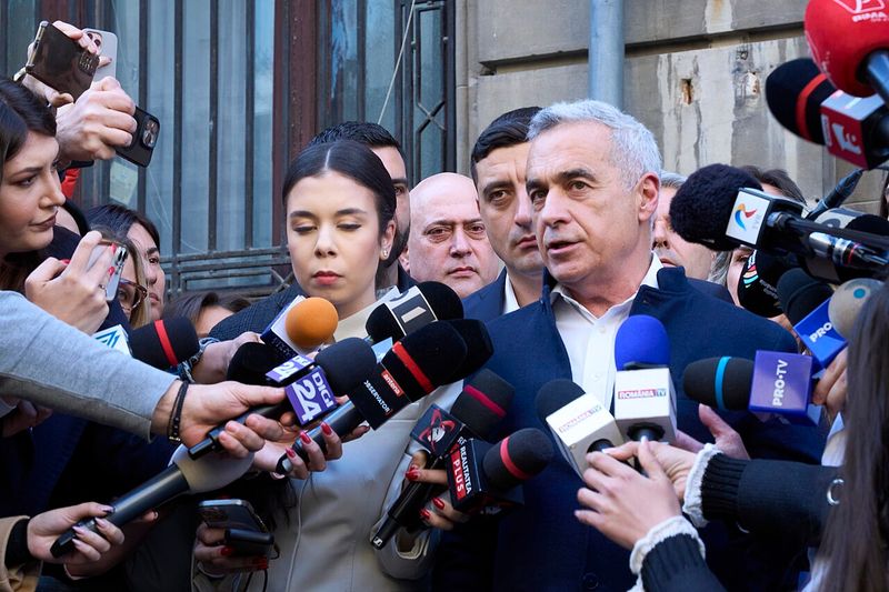 Călin Georgescu, înconjurat de jurnaliști la Biroul Electoral Central, în martie 2025