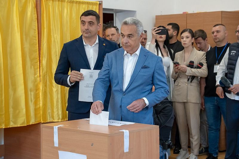 Călin Georgescu votează la o școală din Mogoșoaia, la 4 mai 2025, alături de George Simion