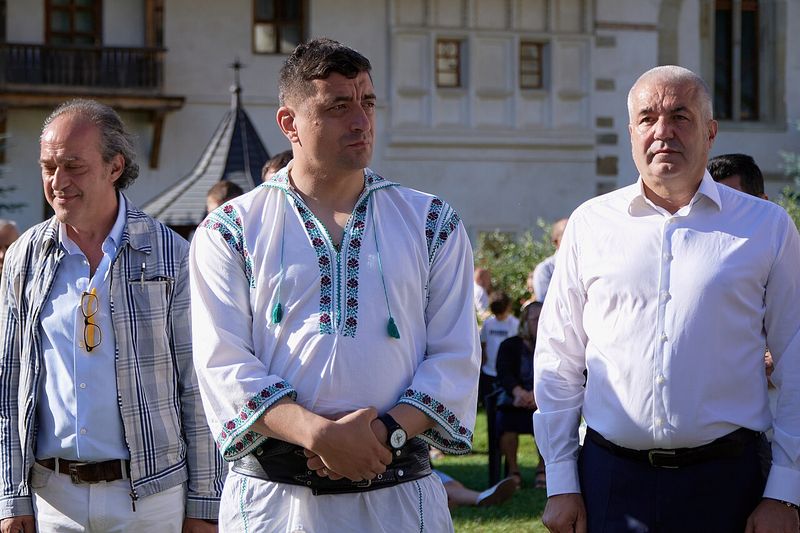 George Simion, liderul AUR, în ie tradițională la Mănăstirea Putna